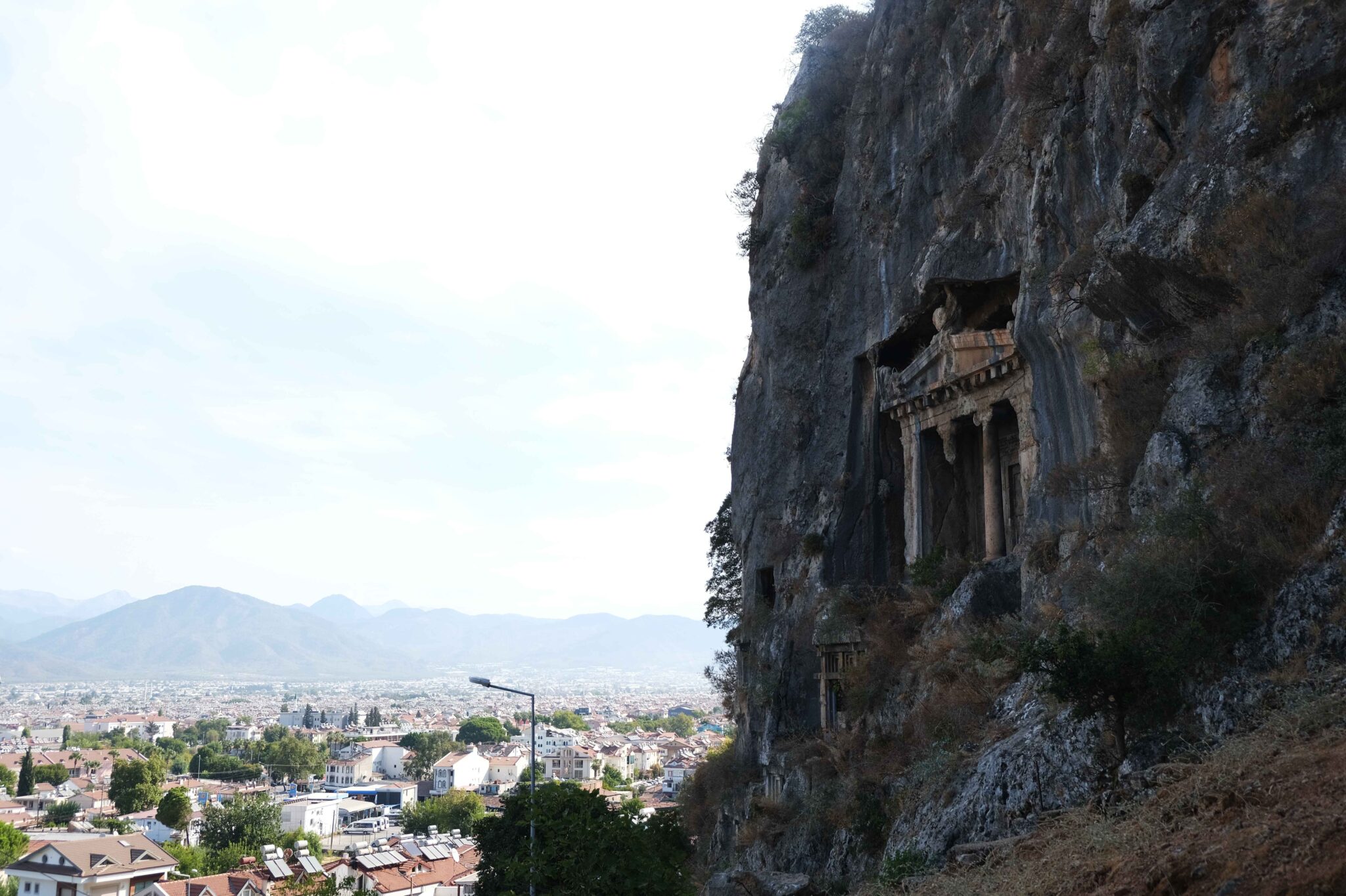 Les tombaux lyciens, dominant la ville