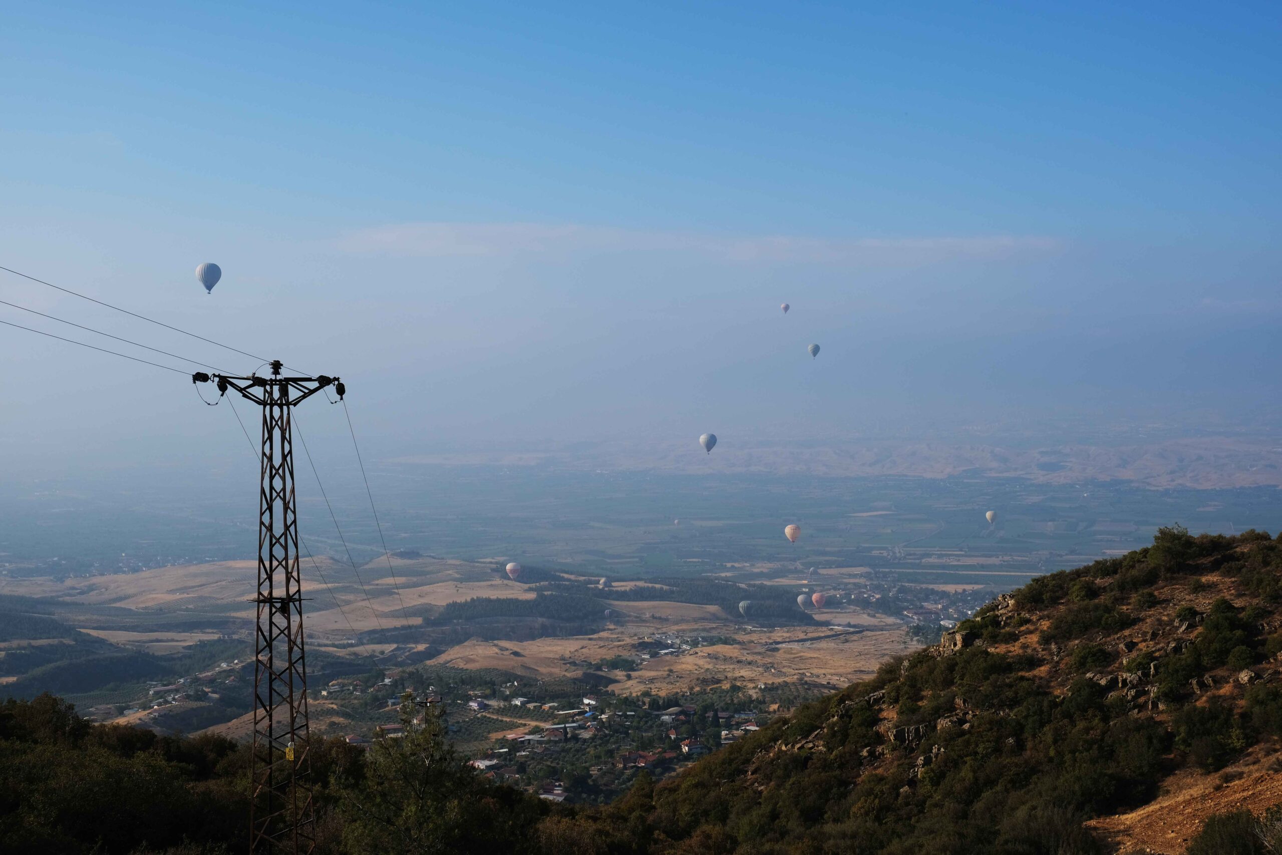 Lever de soleil et de montgolfières sur la plaine de Denizli